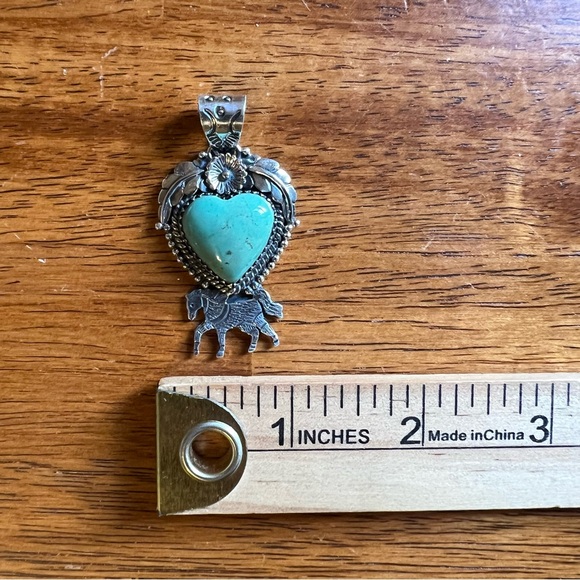 925 Sterling Silver Kingman Turquoise Heart Pendant Horse Floral Leaf Detail - Picture 13 of 13